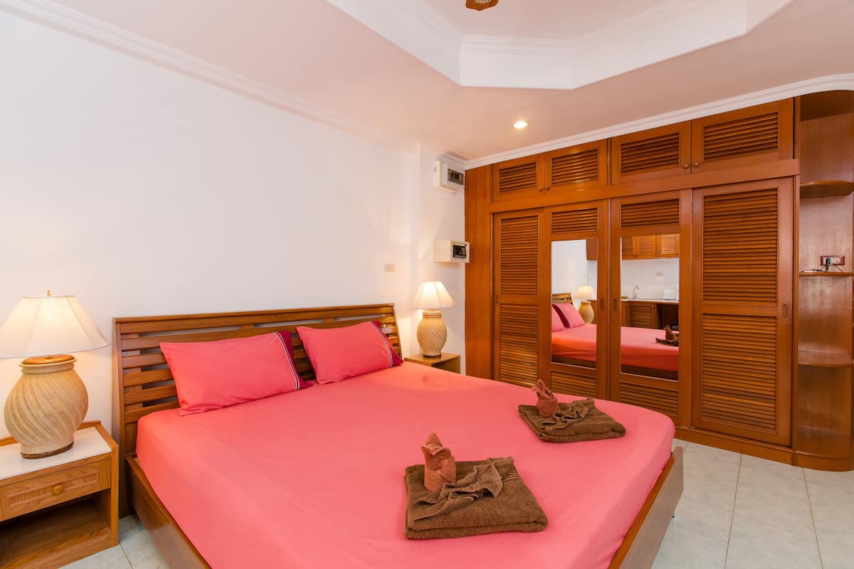 Studio with City View and Kitchen (2 Adults) | 객실 내 금고, 침대 시트