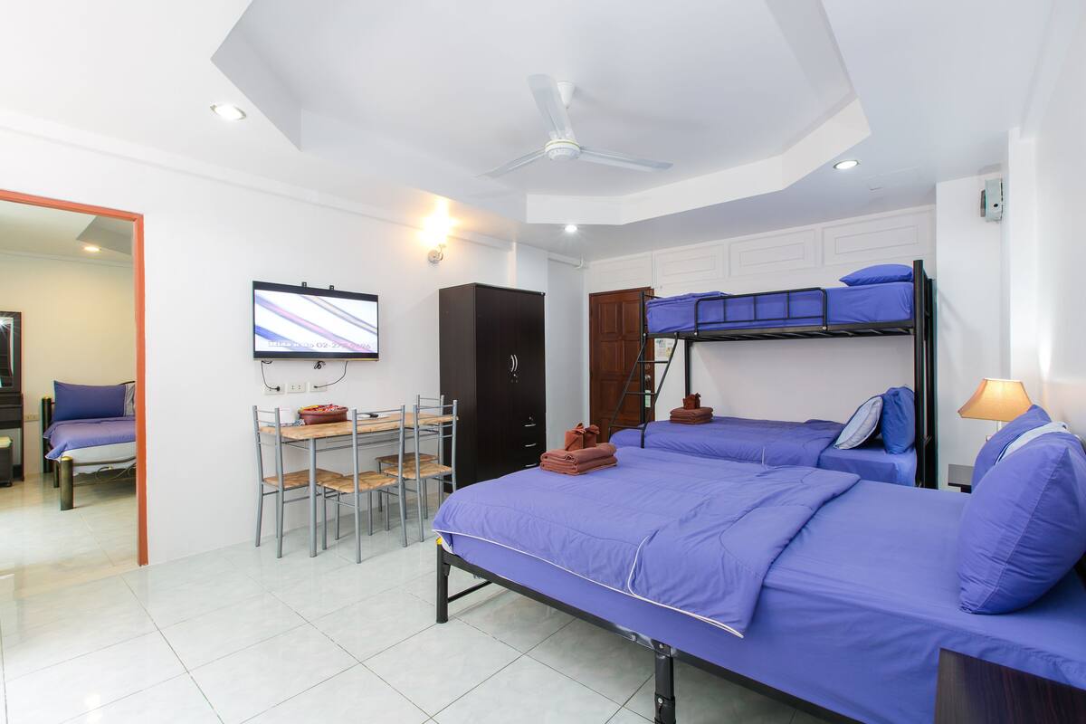 Caja de seguridad en la habitación y ropa de cama