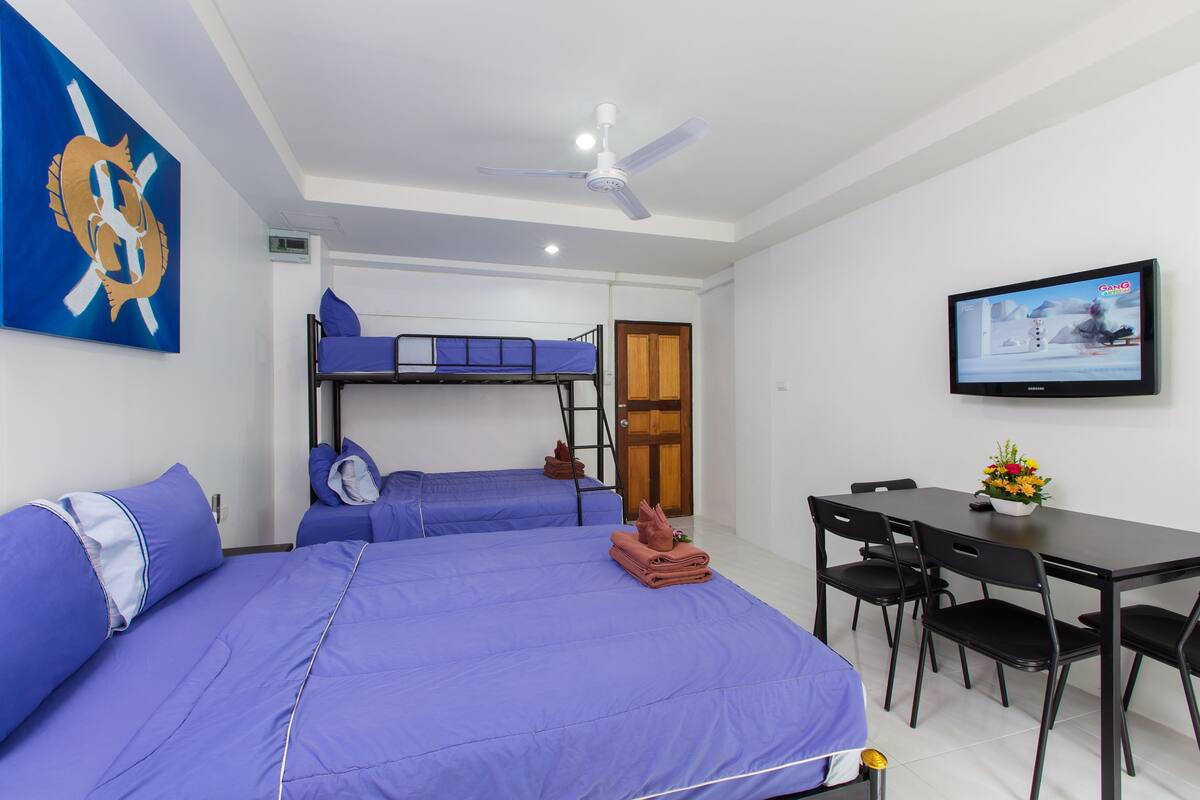 Caja de seguridad en la habitación y ropa de cama