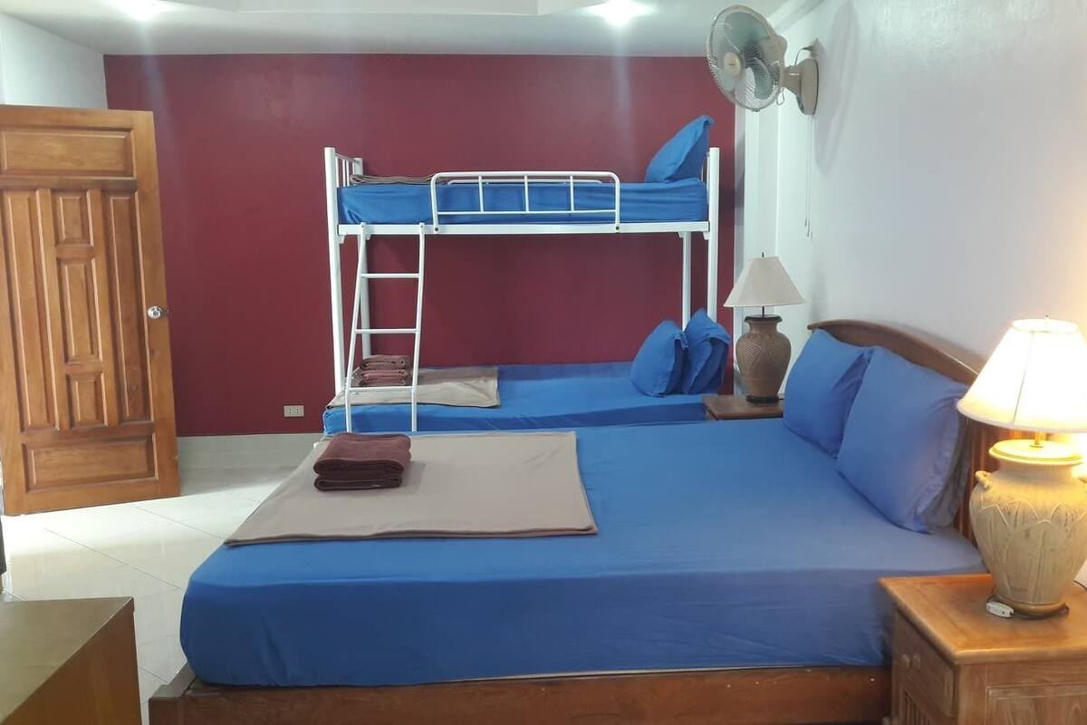 Caja de seguridad en la habitación y ropa de cama