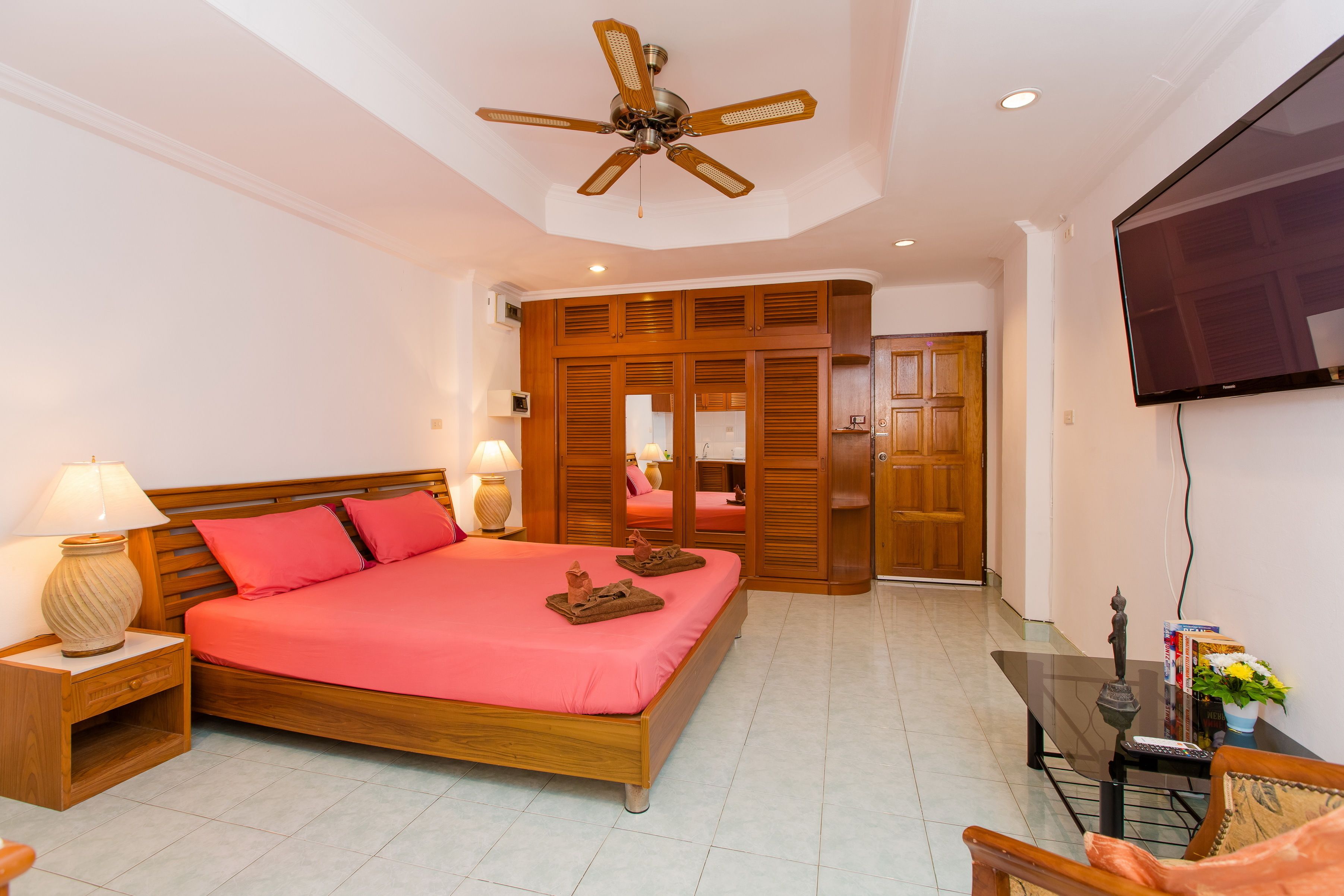 Studio with City View and Kitchen (2 Adults) | In-room safe, bed sheets