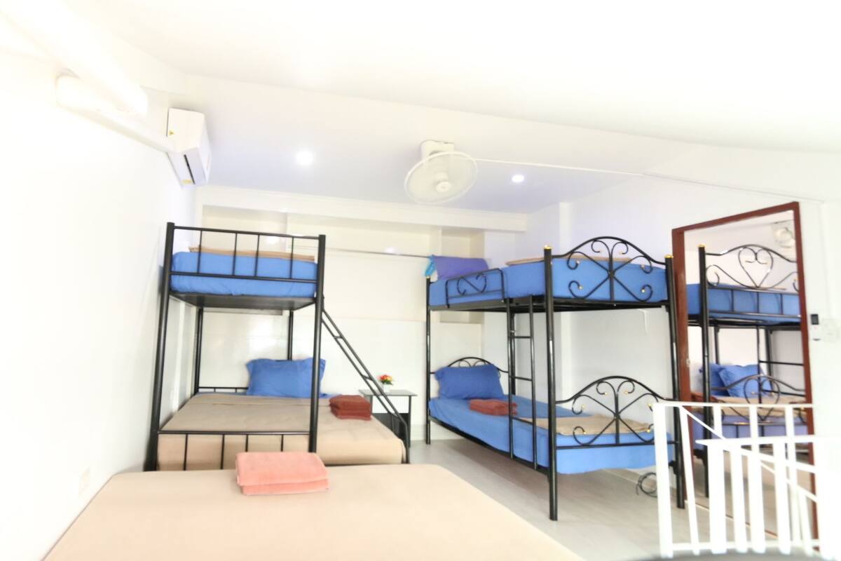 Two-Bedroom Apartment with City View (12 Adults) | 객실 내 금고, 침대 시트