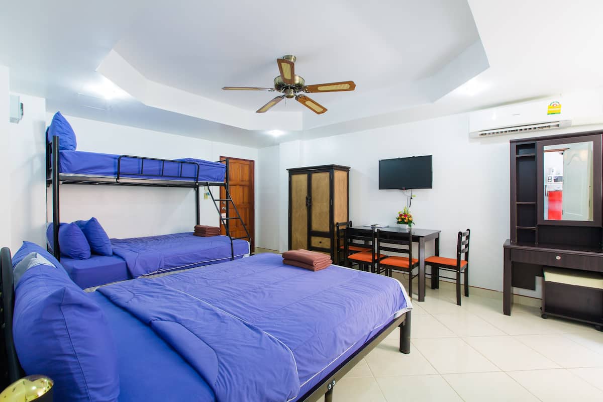 Caja de seguridad en la habitación y ropa de cama