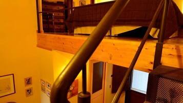 Dreibettzimmer, Stadtblick | Schreibtisch, kostenloses WLAN, Bettwäsche