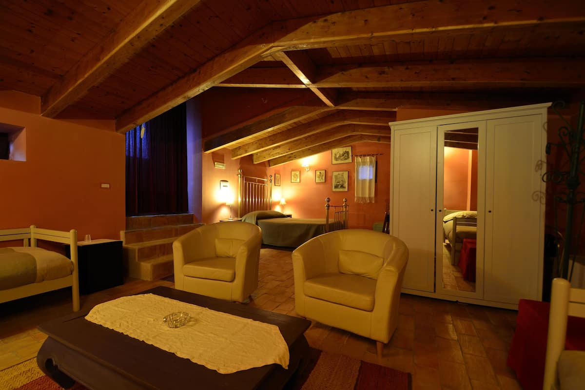 Vierbettzimmer, Stadtblick | Schreibtisch, kostenloses WLAN, Bettwäsche