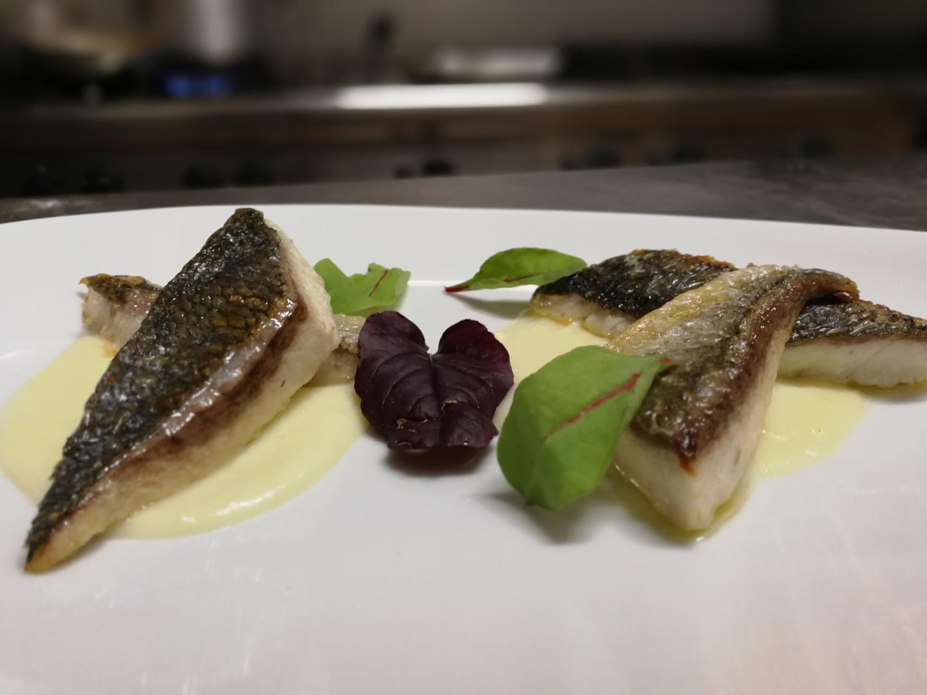 Un plat de menjar amb peix i verdura.