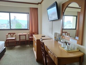 디럭스 더블룸 | 거실 공간 | 케이블 채널 시청이 가능한 32인치 LCD TV, TV