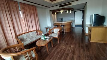 Camera luna di miele | Soggiorno | TV LCD 32 pollici con canali via cavo, TV