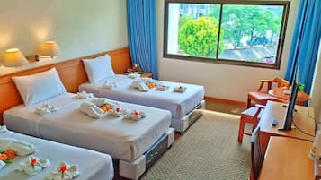 Camera tripla, 3 letti singoli | Una cassaforte in camera, una scrivania, tende oscuranti, Wi-Fi gratuito