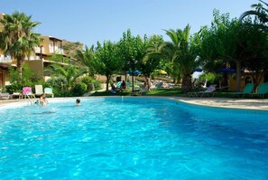 Piscine extérieure, parasols de plage, chaises longues
