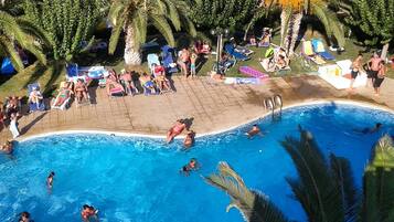 Piscine extérieure, parasols de plage, chaises longues
