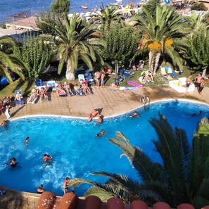 Outdoor pool, pool umbrellas, pool loungers - Talea Beach (Mylopotamos)