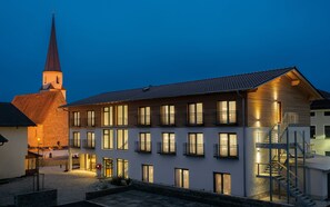 Bagian depan properti - sore/malam