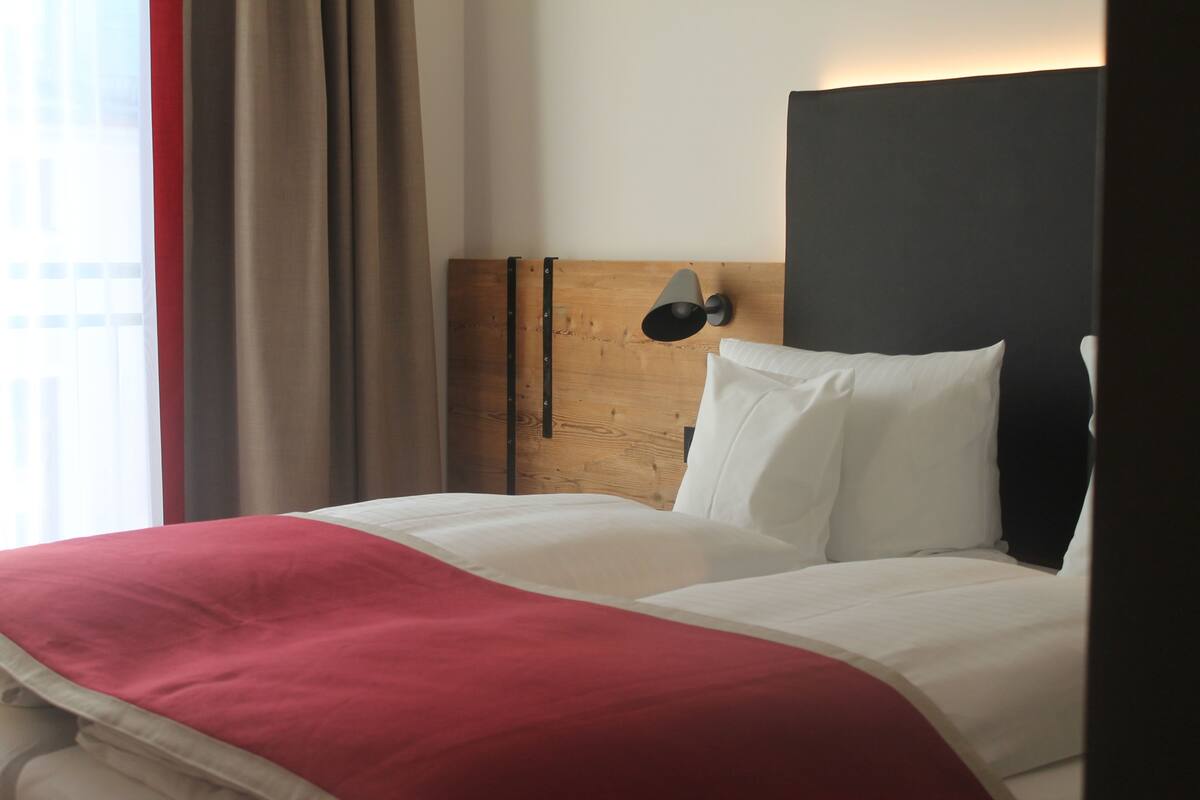 economy single room, balcony | premium bedding, in-room safe, desk, laptop workspace