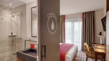 Shower, rainfall showerhead, free toiletries, hair dryer