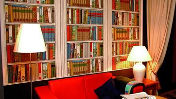 Standard-Einzelzimmer | Wohnbereich | Flachbildfernseher