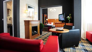 Standard-Doppelzimmer, 1 Schlafzimmer | Wohnbereich | Flachbildfernseher