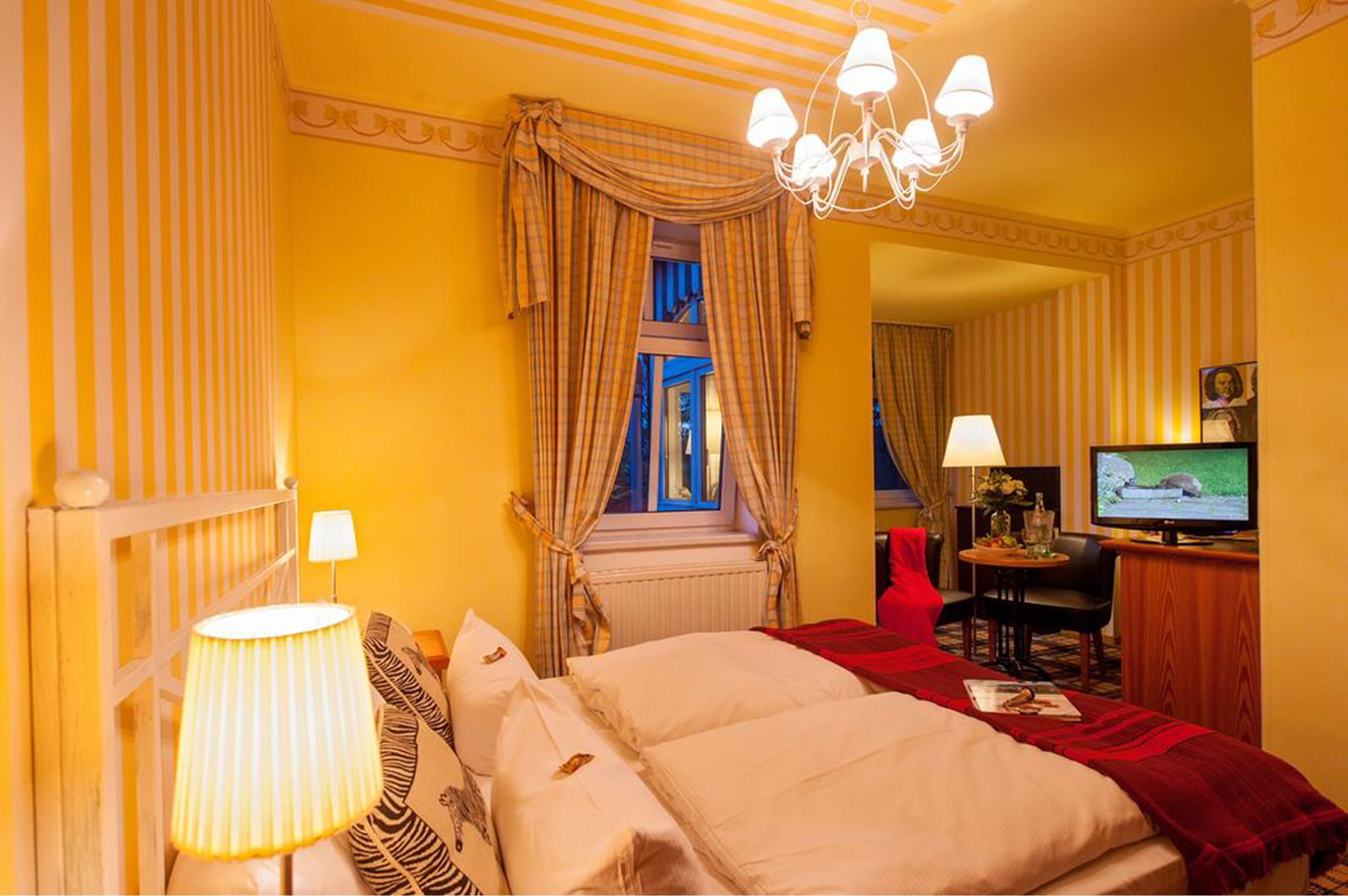 standard double room, 1 bedroom | living area | flat-screen tv