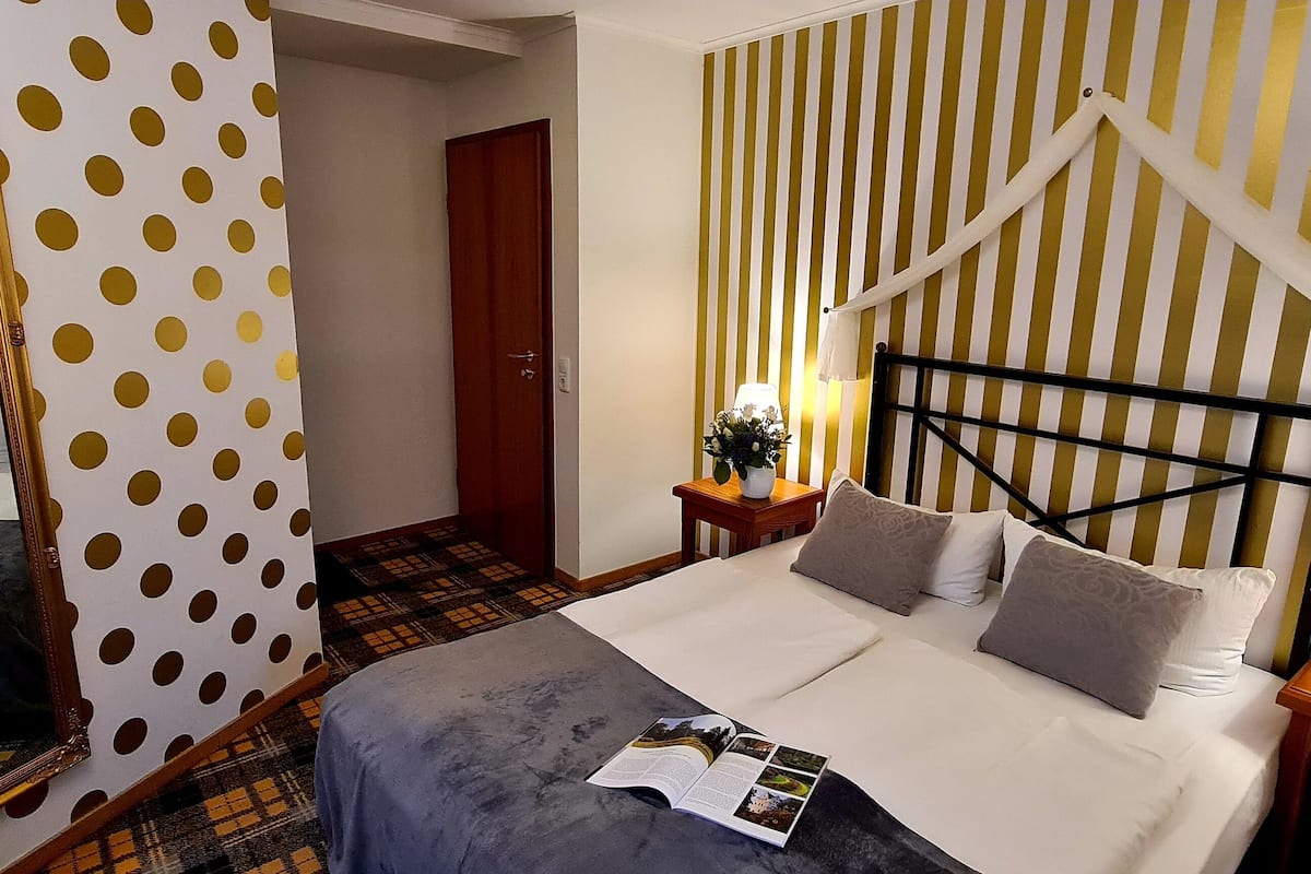 standard double room, 1 bedroom | hypo-allergenic bedding, minibar, in-room safe, desk