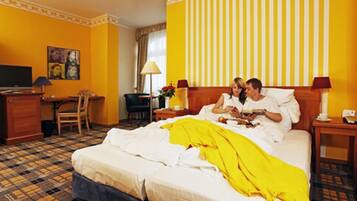 Standaard tweepersoonskamer, 1 slaapkamer | Hypoallergeen beddengoed, een minibar, een kluis op de kamer, een bureau