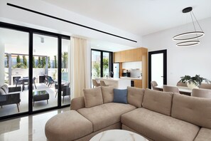 Bungalou Deluxe | Cuina privada | Frigorífic gran, microones, forn i placa de cuina 