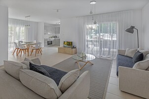 Comfort Suite, 3 Bedrooms | Living area | Flat-screen TV