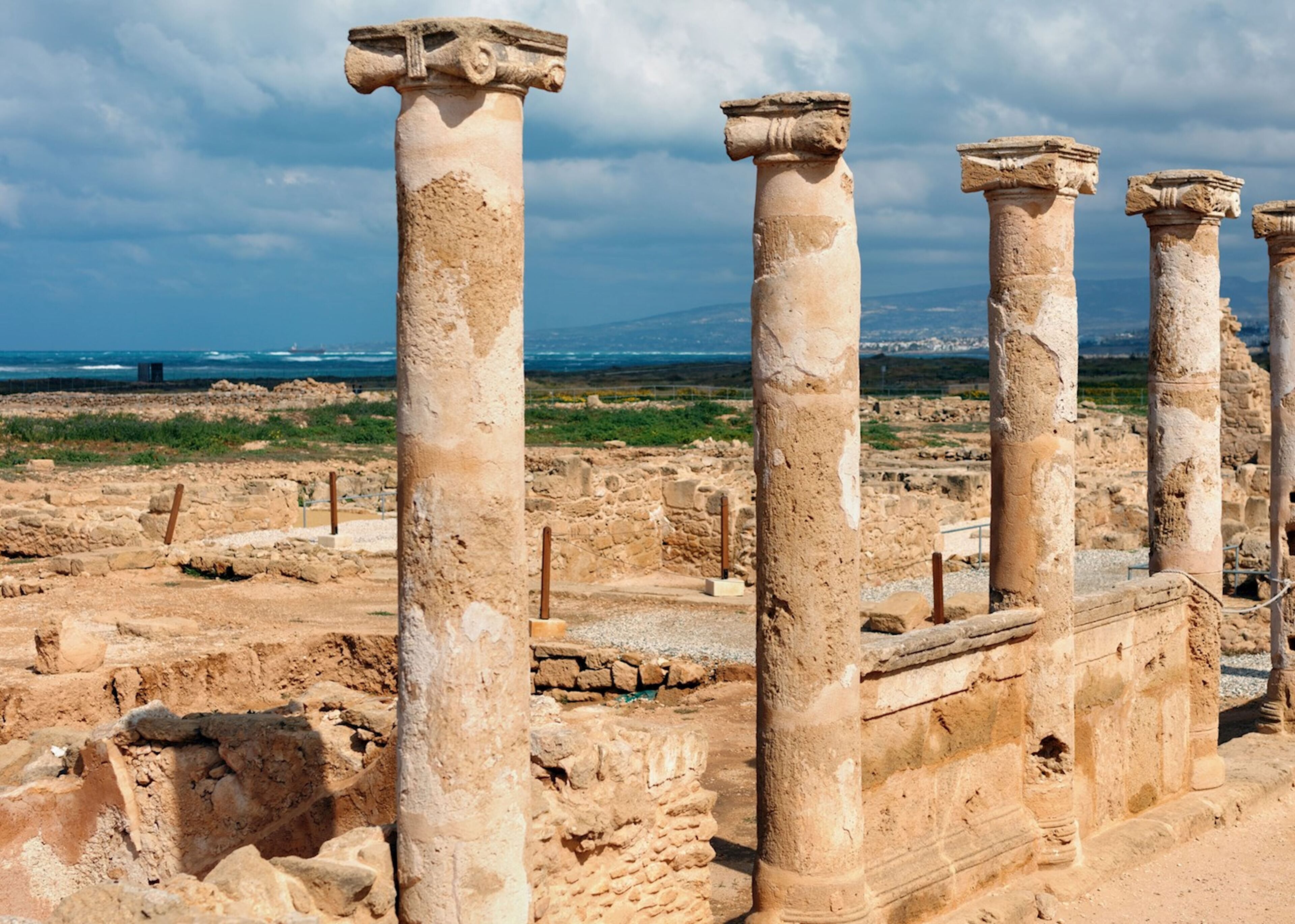 Anciennes colonnes de pierre dans un site en ruine.
