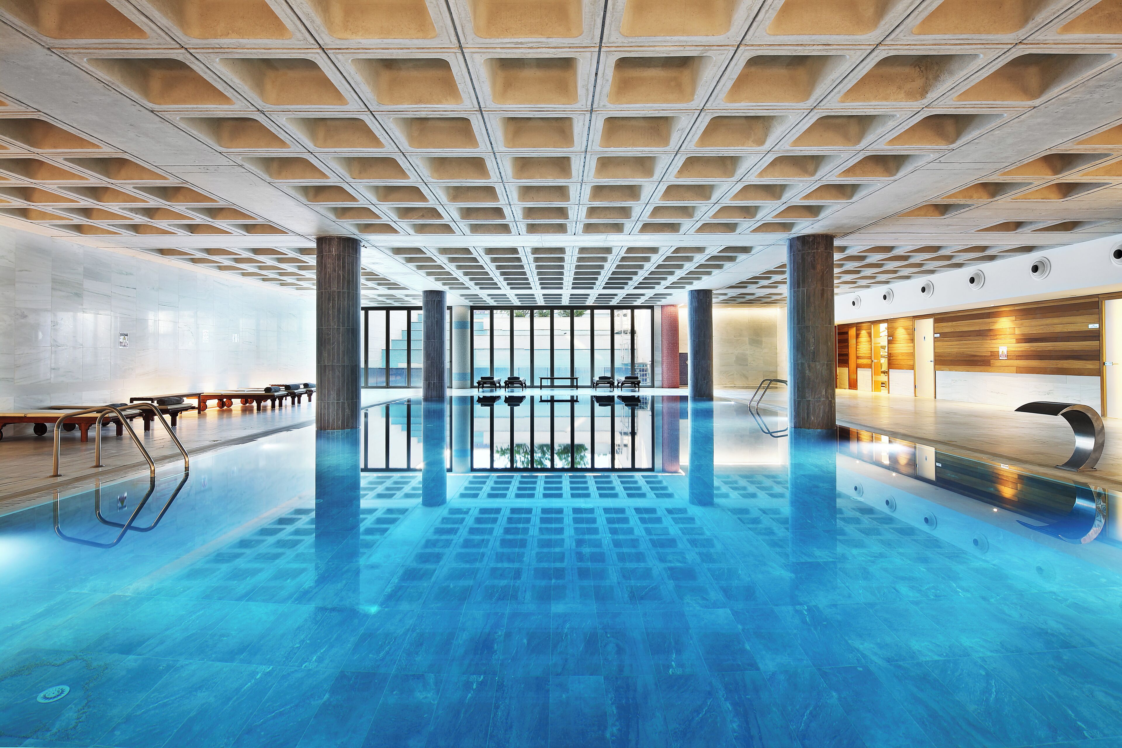 Piscina coperta, 2 piscine all'aperto, ombrelloni da piscina, lettini