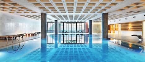 Piscine intérieure, 2 piscines extérieures, parasols, chaises longues