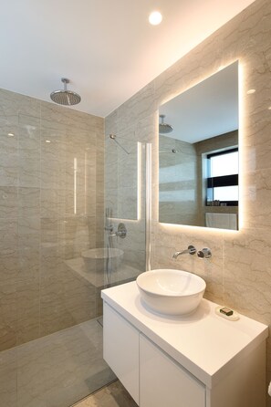 Deluxe Bungalow, Private Heated Pool | Bathroom - Elysia Park (Paphos)