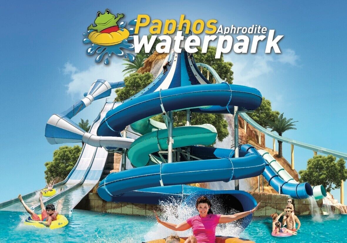 Un parque acuático con toboganes y piscinas.