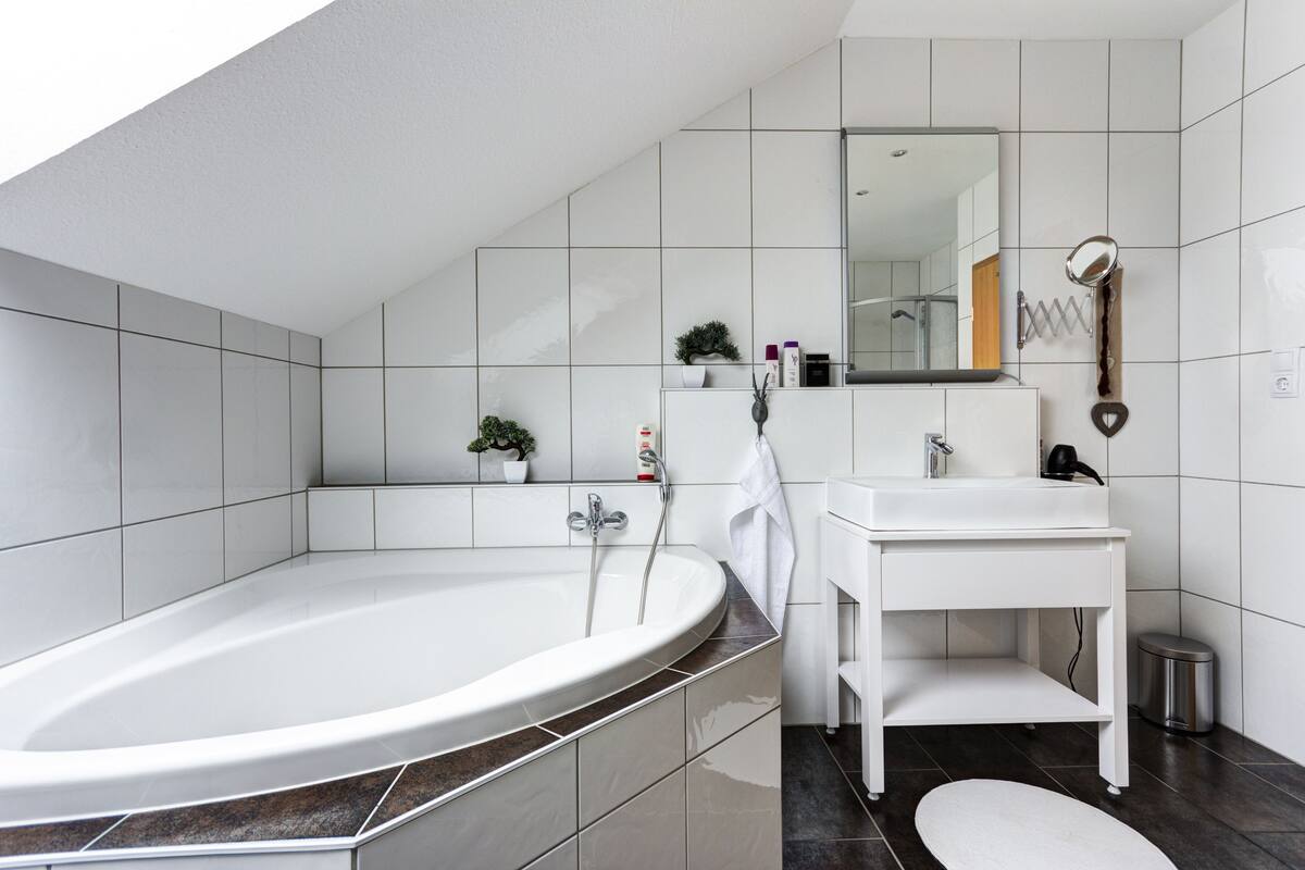 suite | bathroom | shower, free toiletries, hair dryer, towels