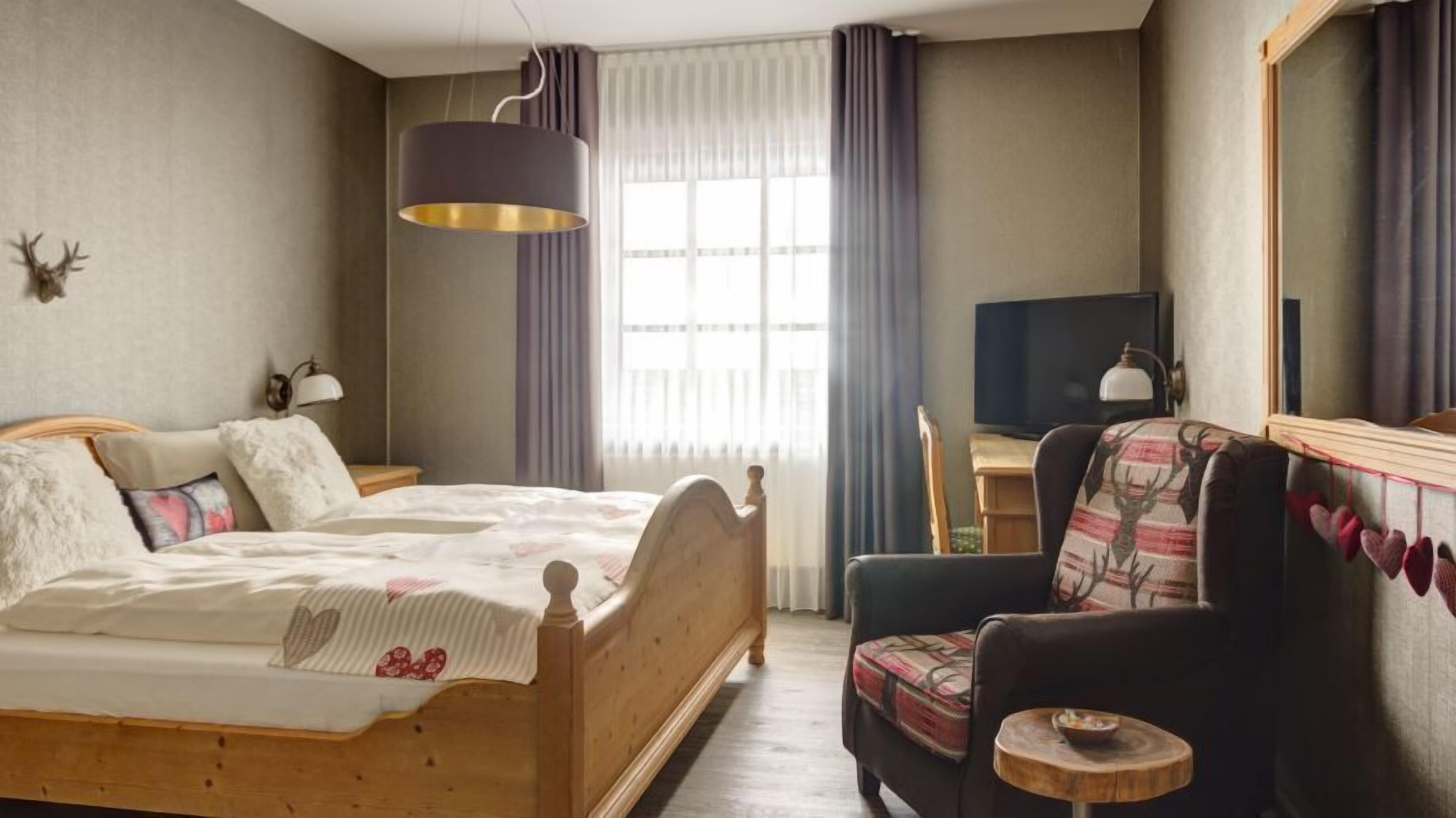 Premium bedding, in-room safe, individually decorated