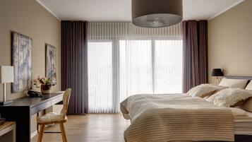 Hochwertige Bettwaren, Zimmersafe, individuell dekoriert