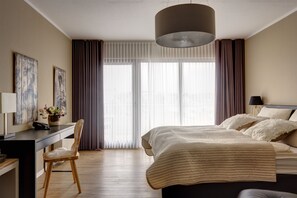 Premium bedding, in-room safe, individually decorated