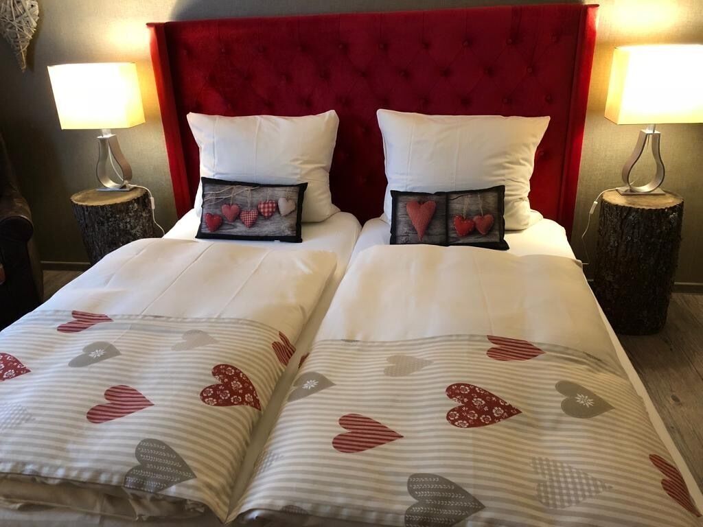 Premium bedding, in-room safe, individually decorated