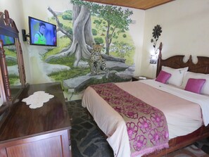 Budget Double Room 2 | In-room safe, individually decorated, desk, blackout drapes - Parrot Lodge (Bulawayo)