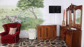 Family Room with Shower 2 | 1 間睡房、房內夾萬、獨特設計、書桌