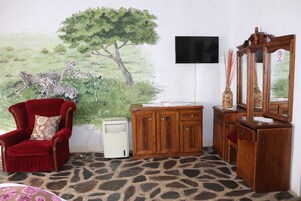 Family Room with Shower 2 | 客房内保险箱、特色装修、办公桌、遮光窗帘