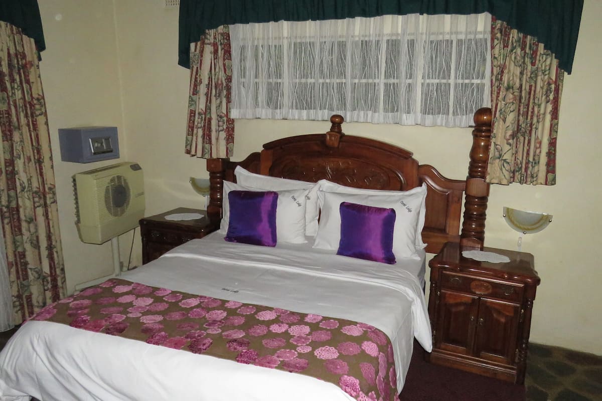 Deluxe Queen Room | 1 slaapkamer, een kluis op de kamer, individueel gedecoreerd, een bureau