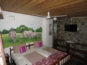 Double Budget / Twin | In-room safe, individually decorated, desk, blackout drapes - Parrot Lodge (Bulawayo)