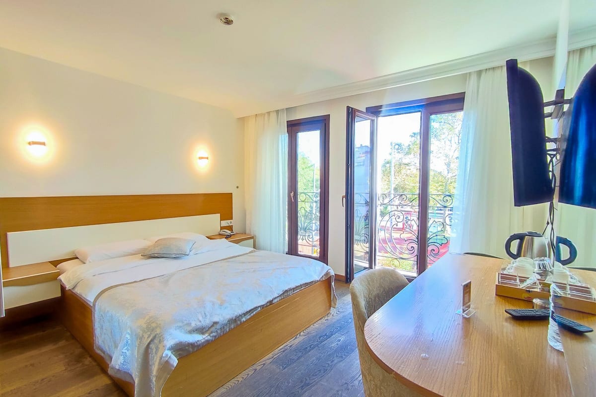 Standard Double Room, Partial Sea View | Cadar kapas Mesir, peralatan tempat tidur hipoalergenik, bar mini