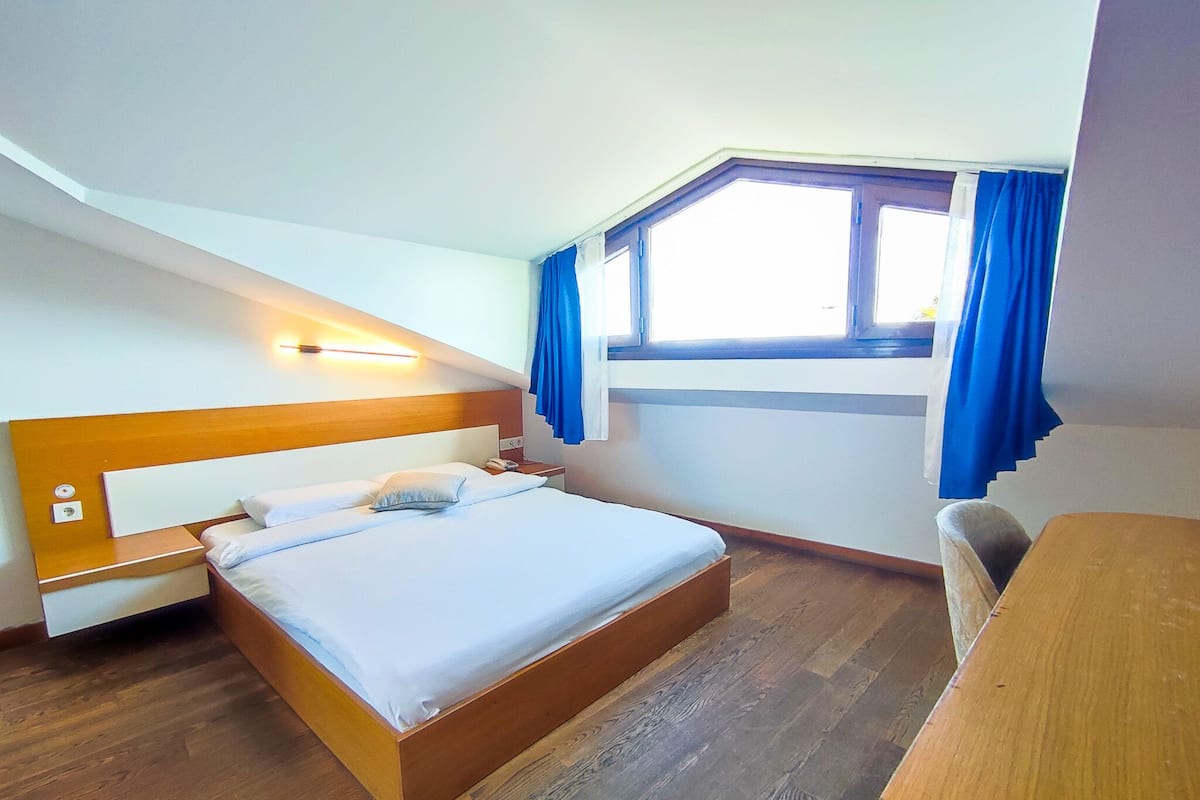 Attic Single Room, Sea View | Cadar kapas Mesir, peralatan tempat tidur hipoalergenik, bar mini