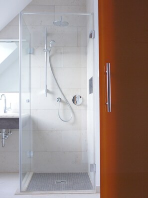 Douche, articles de toilette gratuits, sèche-cheveux, chaussons