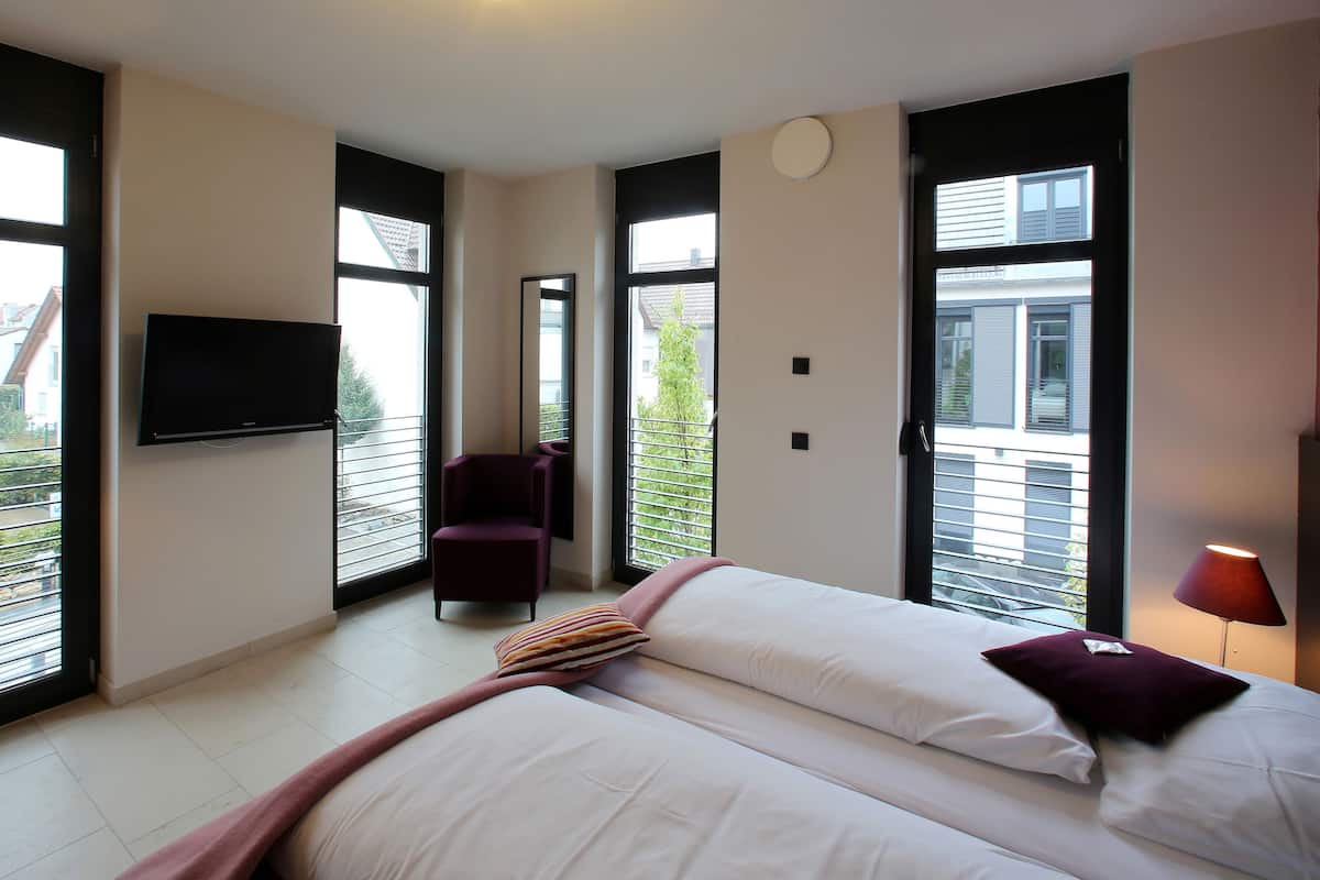 hypo-allergenic bedding, in-room safe, desk, soundproofing