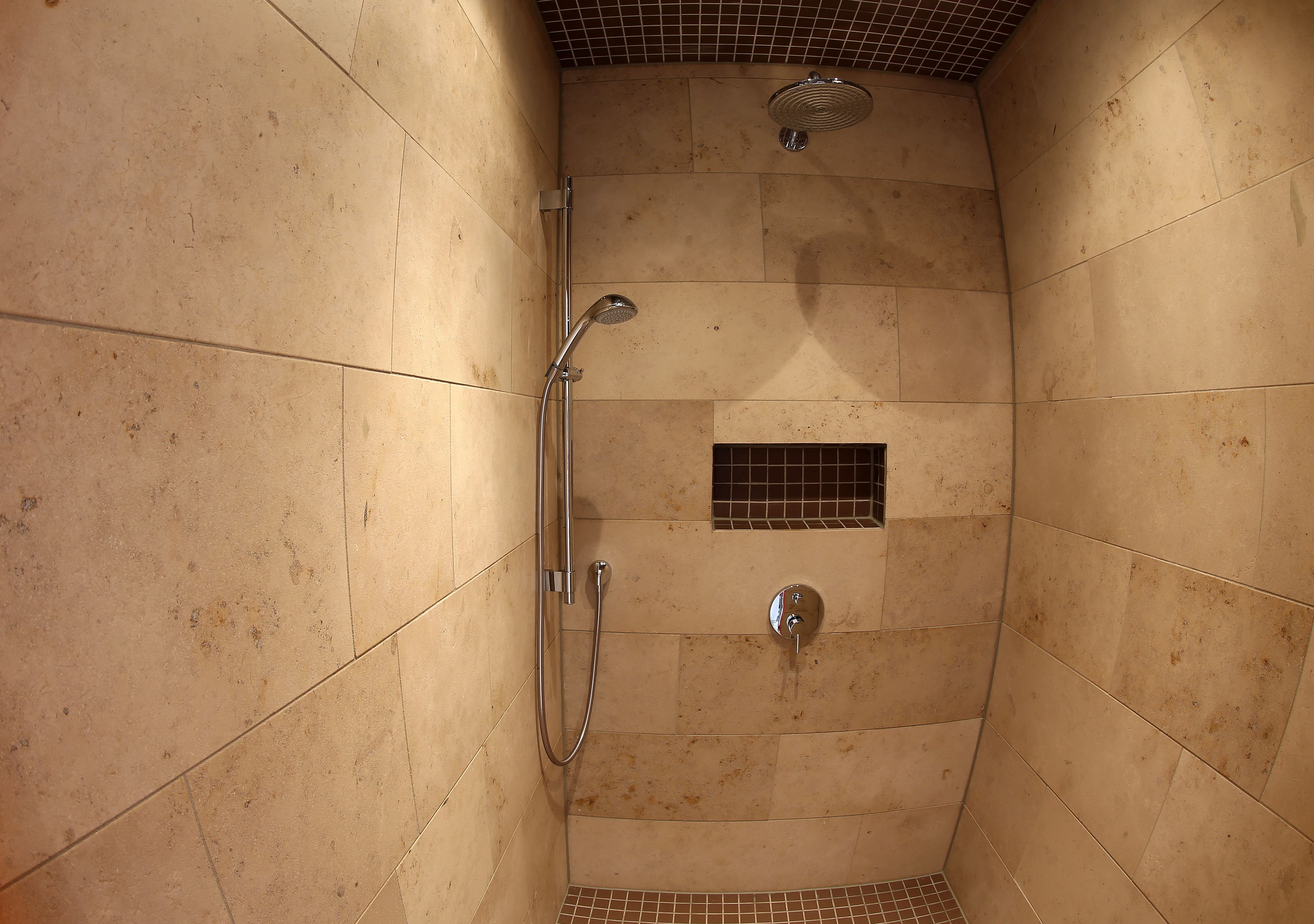 honeymoon suite, 1 double bed | bathroom | shower, free toiletries, hair dryer, slippers