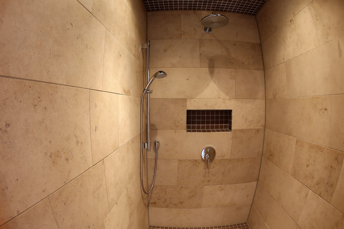 honeymoon suite, 1 double bed | bathroom | shower, free toiletries, hair dryer, slippers