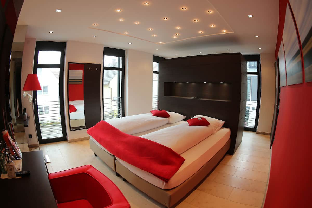 honeymoon suite, 1 double bed | hypo-allergenic bedding, in-room safe, desk, soundproofing