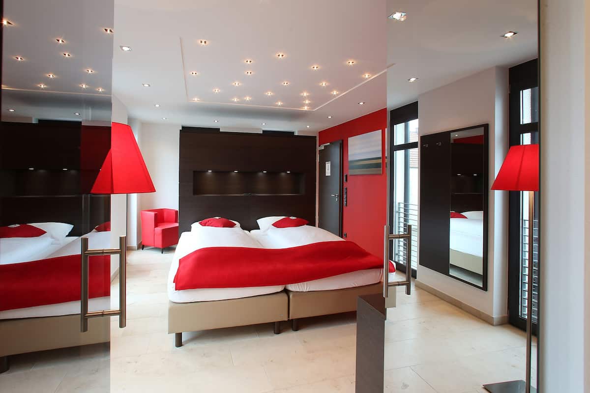 Honeymoon Suite, 1 Double Bed | Hypo-allergenic bedding, in-room safe, desk, soundproofing