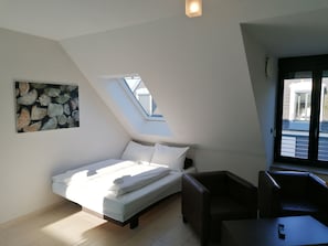 Quintuple room | Hypo-allergenic bedding, in-room safe, desk, soundproofing - KH Hotel (Geisenfeld)